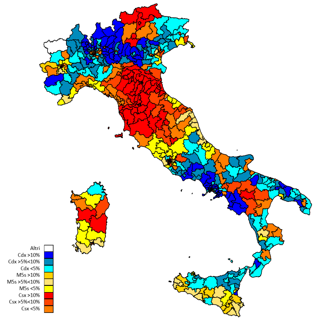 Mappa geopolitica dell'Italia suddivisa in collegi elettorali, colorati in base al margine di vittoria o alla concentrazione del voto per le diverse coalizioni e forze politiche. In basso a sinistra è presente una legenda verticale che associa ciascuna fascia a un quadrato colorato. La legenda elenca, dall'alto verso il basso: Altri in rosa carne; tre fasce per il centro-destra denominate Cdx maggiore di 10% in blu scuro, Cdx compreso tra 5% e 10% in azzurro e Cdx minore di 5% in ocra chiaro; tre fasce per il Movimento 5 Stelle denominate M5s maggiore di 10% in giallo scuro, M5s compreso tra 5% e 10% in giallo e M5s minore di 5% in giallo limone; tre fasce per il centro-sinistra denominate Csx maggiore di 10% in rosso scuro, Csx compreso tra 5% e 10% in arancione e Csx minore di 5% in rosso acceso.
Sul territorio nazionale la distribuzione geografica dei colori evidenzia tre macro-aree distinte. Il nord Italia e l'intera fascia subalpina sono quasi interamente coperti dalle tonalità blu scuro e azzurre legate alle vittorie del centro-destra (Cdx), alternate a zone ocra e piccoli nuclei rossi in prossimità delle principali città. Il centro Italia, che comprende gran parte di Toscana, Emilia-Romagna, Umbria e Marche, si presenta come un blocco compatto di colore rosso scuro e arancione, indicando le roccaforti storiche del centro-sinistra (Csx). Il sud Italia, la Sicilia e la Sardegna mostrano una forte prevalenza di sfumature gialle e giallo scuro riconducibili al Movimento 5 Stelle (M5s), intervallate da collegi del centro-destra in blu in Puglia e in Calabria, e collegi del centro-sinistra in arancione nella Basilicata e nella Sardegna centrale.
Nella riga riassuntiva finale riferita all'intera zona d'esame "Italia (18 regioni)", le percentuali di voto registrate sono: Sel-Si 4.0%, Pd 34.1%, Ncd 2.9%, Fi 14.2%, Fdi 2.4%, Lega 10.2%, M5s 31.6% e voti dispersi al 10.7%. La corrispondente ripartizione dei 301 seggi totali assegna: 0 seggi a Sel-Si, 118 seggi al Pd, 6 seggi a Ncd, 49 seggi a Forza Italia, 0 seggi a Fdi, 23 seggi alla Lega e 105 seggi al Movimento 5 Stelle.
Per quanto riguarda i dati dei seggi totali e la loro assegnazione interna nelle principali regioni, si rilevano i seguenti andamenti: il Piemonte assegna 22 seggi totali (di cui 8 al Pd, 1 a Ncd, 3 a Fi, 3 alla Lega e 7 al M5s); la Lombardia distribuisce il numero più alto con 49 seggi totali (18 al Pd, 2 a Ncd, 6 a Fi, 11 alla Lega e 12 al M5s); il Veneto conta 24 seggi totali (8 al Pd, 1 a Ncd, 3 a Fi, 5 alla Lega e 7 al M5s); l'Emilia-Romagna registra 22 seggi totali (13 al Pd, 0 a Ncd, 2 a Fi, 2 alla Lega e 5 al M5s); la Toscana attribuisce 18 seggi totali (11 al Pd, 0 a Ncd, 2 a Fi e 5 al M5s); il Lazio conta 28 seggi totali (10 al Pd, 0 a Ncd, 5 a Fi, 0 alla Lega e 13 al M5s); la Campania assegna 29 seggi totali (9 al Pd, 1 a Ncd, 7 a Fi, 0 alla Lega e 12 al M5s); e la Sicilia attribuisce 25 seggi totali (7 al Pd, 1 a Ncd, 6 a Fi, 0 alla Lega e 11 al M5s). Nelle restanti regioni minori, i seggi complessivi oscillano tra 1 e 10, con i partiti Sel-Si e Fdi che non ottengono alcun seggio in nessuna delle circoscrizioni regionali mappate.
