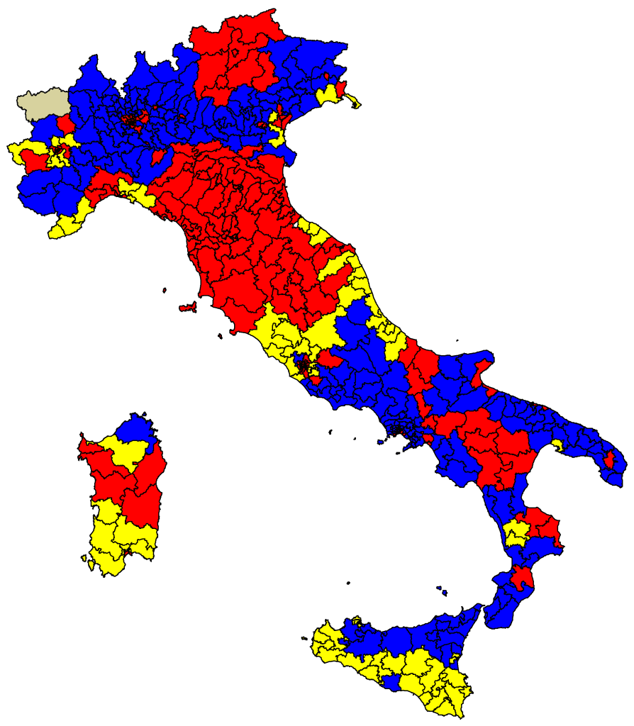 Mappa geopolitica dell'Italia suddivisa in collegi elettorali, colorati in modo omogeneo per evidenziare la forza politica o la coalizione risultata vincente in ciascun territorio. La mappa utilizza quattro colori principali distribuiti lungo la penisola e le isole.
Il colore blu scuro, associato alle vittorie della coalizione di centro-destra, predomina in modo quasi compatto in tutto il nord Italia (Piemonte, Lombardia, Veneto, Friuli-Venezia Giulia e Liguria), si estende lungo l'intera dorsale adriatica meridionale (Abruzzo, Molise e gran parte della Puglia), copre quasi interamente la Campania, la Calabria, il nord della Sicilia e la punta settentrionale della Sardegna. Il colore rosso, legato alle vittorie della coalizione di centro-sinistra, forma un blocco solido e continuo nelle regioni centrali (Toscana, Emilia-Romagna, Umbria e Marche), riappare nella parte settentrionale del Trentino-Alto Adige, in Basilicata, nella Sardegna centrale e in una fascia interna della Puglia. Il colore giallo, associato al Movimento 5 Stelle, si concentra in ampie aree del centro-sud (basso Lazio e zone interne adiacenti), nel sud della Sicilia e nella porzione meridionale della Sardegna, oltre a comparire in piccoli nuclei sparsi nel nord-ovest e in Friuli. Infine, nell'estremo nord-ovest, la Valle d'Aosta si distingue nettamente essendo colorata in grigio chiaro.
