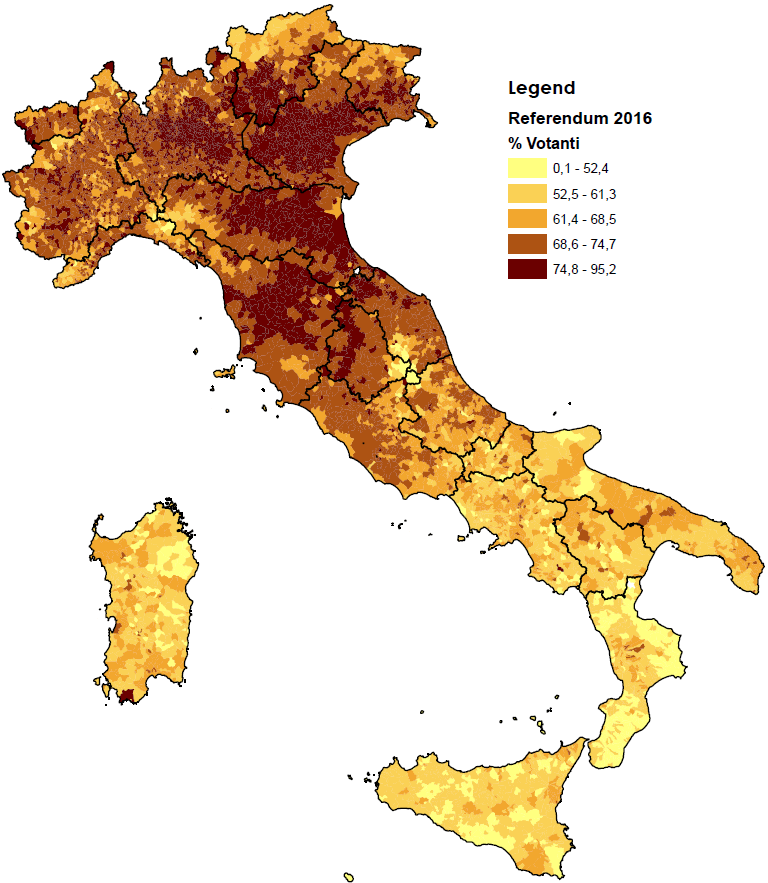 Mappa coropleta dell'Italia che illustra la percentuale dei votanti al Referendum del 2016 suddivisa per aree territoriali locali. In alto a destra è presente una legenda verticale intitolata "Referendum 2016" con la sottovoce "% Votanti", che associa cinque diverse tonalità di colore, dal giallo chiaro al marrone scuro, a corrispondenti intervalli percentuali crescenti. Le cinque fasce indicano: da 0,1 a 52,4 in giallo chiaro; da 52,5 a 61,3 in giallo ocra; da 61,4 a 68,5 in arancione scuro; da 68,6 a 74,7 in marrone; da 74,8 a 95,2 in marrone scuro.
Sul territorio nazionale la distribuzione dei colori evidenzia un netto divario geografico tra il centro-nord e il sud del Paese. Le regioni del Nord Italia (Piemonte, Lombardia, Veneto, Friuli-Venezia Giulia, Trentino-Alto Adige e Liguria) e le regioni della cosiddetta "Zona Rossa" centrale (Emilia-Romagna, Toscana, Umbria e Marche) sono quasi interamente coperte dalle tonalità marrone e marrone scuro, indicando un'affluenza alle urne molto elevata, diffusamente superiore al 68,6% e con ampi addensamenti sopra il 74,8%. Spiccano per intensità l'Emilia-Romagna, la Toscana e il Veneto.
Al contrario, scendendo lungo la penisola nel Centro-Sud (Abruzzo, Molise, Lazio, Campania, Puglia, Basilicata e Calabria) e nelle due isole maggiori (Sicilia e Sardegna), la mappa diventa prevalentemente di colore giallo ocra e giallo chiaro. Questo indica una partecipazione al voto sensibilmente inferiore, posizionata in gran parte sotto la soglia del 61,3% e in molti territori meridionali addirittura al di sotto del 52,4%. Nel Mezzogiorno le uniche eccezioni con affluenza medio-alta sono rappresentate da isolati nuclei urbani, come la zona circostante la città di Cagliari nell'estremità meridionale della Sardegna, che si distingue nettamente in marrone scuro.