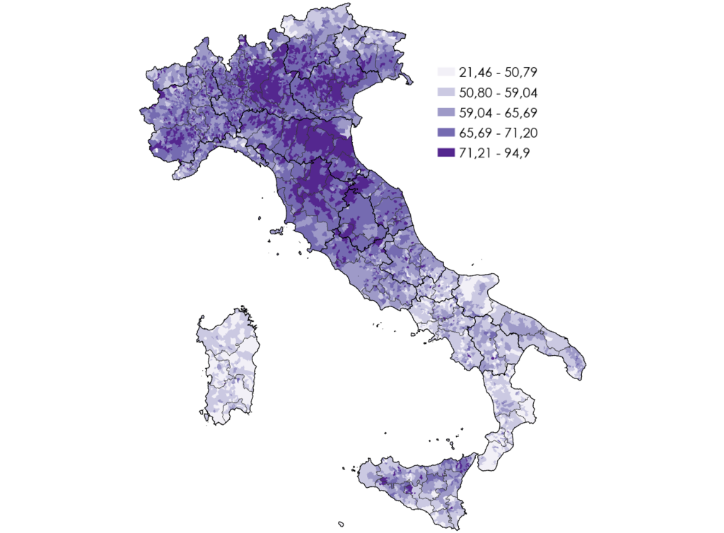 Legenda:Quadrato Viola chiarissimo: 21,46 - 50,79Quadrato Viola chiaro: 50,80 - 59,04Quadrato Viola intermedio: 59,04 - 65,69Quadrato Viola scuro: 65,69 - 71,20Quadrato Viola intensissimo: 71,21 - 94,9Descrizione della parte visiva:Mappa geografica dell'Italia a livello di confini comunali o sub-provinciali. Il territorio presenta una forte differenziazione cromatica, con le tonalità più scure e intense concentrate nelle regioni del Centro-Nord e tonalità progressivamente più chiare man mano che si scende verso il Mezzogiorno e le Isole.Elenco della distribuzione geografica dei colori sul territorio:Viola intensissimo e Viola scuro (Valori da 65,69 a 94,9): Coprono in modo molto denso ed esteso le regioni dell'Italia centrale, in particolare l'Emilia-Romagna, la Toscana, l'Umbria e le Marche. Macchie molto scure sono altrettanto visibili nel Nord Italia, specialmente in Lombardia, Veneto e lungo la fascia collinare e pianeggiante del Piemonte.Viola intermedio (Valori da 59,04 a 65,69): Rappresenta la tonalità predominante nel resto del Nord Italia (comprese ampie aree del Piemonte, del Friuli-Venezia Giulia e del Trentino-Alto Adige) e fa da corona di transizione intorno alle aree calde del Centro. Al Sud si riscontra solo in rari nuclei isolati, ad esempio in alcune zone della Puglia o della costa campana e abruzzese.Viola chiaro e Viola chiarissimo (Valori da 21,46 a 59,04): Dominano in maniera quasi assoluta e uniforme l'intera mappa del Mezzogiorno e delle Isole. Le tonalità più chiare in assoluto (bianco/viola chiarissimo) ricoprono in modo compatto la Sardegna, la Sicilia (fatta eccezione per qualche comune nella zona orientale), la Calabria, gran parte della Basilicata, della Campania e del Molise.